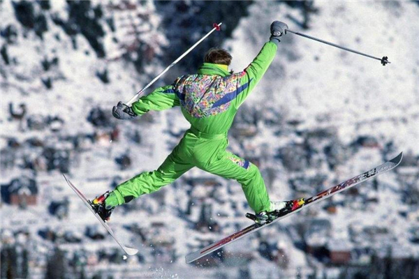 滑雪服買什么顏色好 選鮮艷的顏色