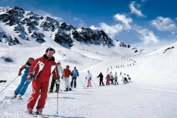 冬天適合去哪里旅游 滑雪溫泉一個(gè)都不能少