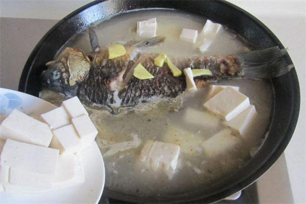 鯽魚豆腐湯放牛奶嗎 鯽魚豆腐湯怎么做湯白