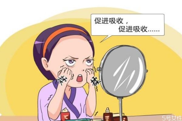 為什么會形成脂肪粒呢 脂肪?？梢韵龁?></p><h3>脂肪粒可以消除嗎</h3><p>可以的。</p><p>1.眼霜消除脂肪粒。去除眼部的脂肪粒用啫喱狀的眼霜，卸妝油主要用于去除鼻子上的脂肪粒。</p><p>2.我們可以先用洗面奶去洗臉，做好清潔，然后就可以用上眼霜或卸妝油，但是不能超過15分鐘，而且不要經常性的使用。</p><p>3.針挑消除脂肪粒。用粉刺針找到里面的白色膿粒，把它挑出來就可以了，最后用棉簽沾點酒精在傷口處消毒，以防感染。不過如果是靠近我們眼睛的地方，為了安全起見，還是不要自己動手比較好。</p><p>4.排毒消除脂肪粒。身體內分泌失調會讓我們的面部油脂分泌過剩，再加上如果沒有得到徹底的清潔，就會堵塞毛孔，有了脂肪粒。所以我們可以用一些排毒的方法來解決。</p><p>5.在每天早晨起床后，我們也可以空腹喝一杯檸檬水，有降低血脂，幫助排毒的效果，能夠有效的去除脂肪粒。</p><p>6.維生素E消除脂肪粒。大家平時可以準備一些維生素E油，平時睡覺之前可以把維他均勻的涂抹在眼睛周圍有脂肪粒的地方，并且用雙手輕輕按摩幾分鐘，堅持一個月左右，眼部周圍的脂肪粒便能脫落。</p><p style=