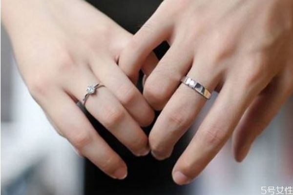 求婚戒指和結婚戒指一樣嗎 訂婚戒指和結婚戒指的區(qū)別