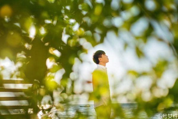 戀愛(ài)中的人智商是否都為零呢 戀愛(ài)中的人是怎么樣的呢