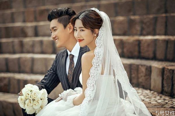 嫁給愛情還是嫁給金錢 結(jié)婚物質(zhì)重要還是愛情