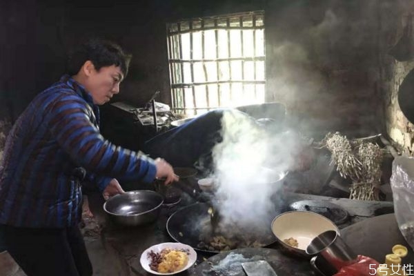 炒菜怎樣防止油鍋起火 炒菜防止油鍋起火的方法