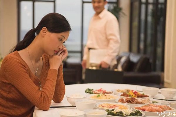 女人不信任男人的后果 女人對(duì)男人失望了表現(xiàn)