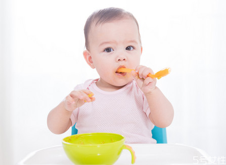 六個月寶寶輔食一天吃多少量 六個月寶寶輔食安排表