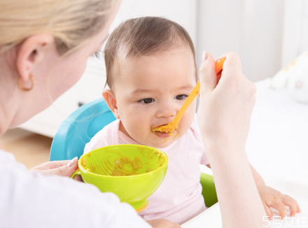 六個月寶寶輔食一天吃多少量 六個月寶寶輔食安排表