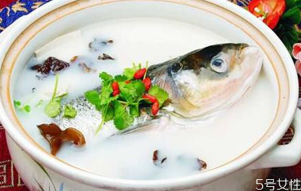 魚(yú)頭豆腐湯可以放蘿卜嗎 魚(yú)頭蘿卜豆腐湯的做法竅門(mén)