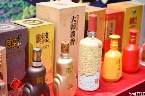 白酒怎么區(qū)分糧食酒和勾兌酒 白酒清香和濃香醬香意思