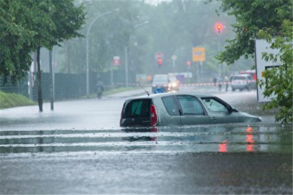 鄭州地鐵被救者自述死里逃生 暴雨如何自救