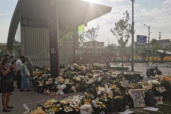 雨衣爸爸系鄭州地鐵遇難者父親 地鐵是自動(dòng)駕駛還是人工駕駛