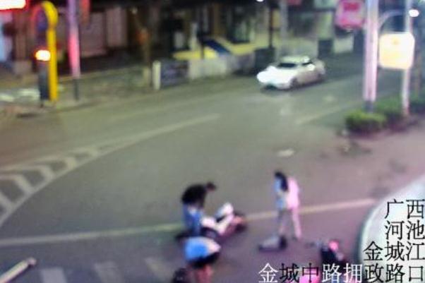 15歲女孩喝13瓶啤酒后飆車撞桿 喝啤酒對(duì)身體有什么好處和壞處