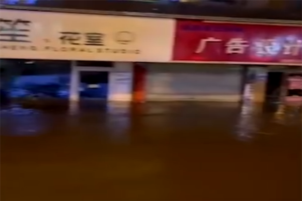 長(zhǎng)沙暴雨有門(mén)店被淹近半 暴雨可以玩手機(jī)嗎