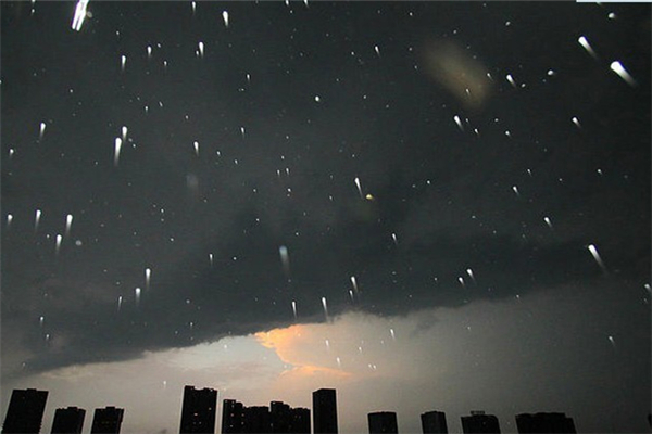 湖北暴雨后上萬件包裹被淹 暴雨來臨如何防范