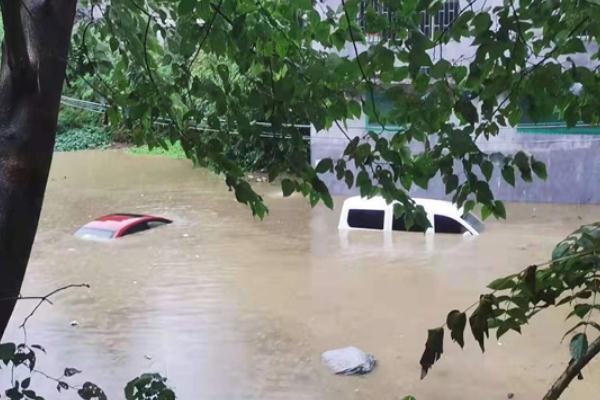 暴雨天氣時(shí)在室外要怎么行走 暴雨襲擊所造成的危害