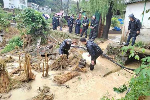 暴雨天氣時(shí)在室外要怎么行走 暴雨襲擊所造成的危害