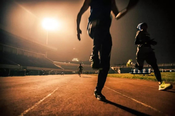 夜跑跑幾公里算合適 夜跑能鍛煉腹肌嗎