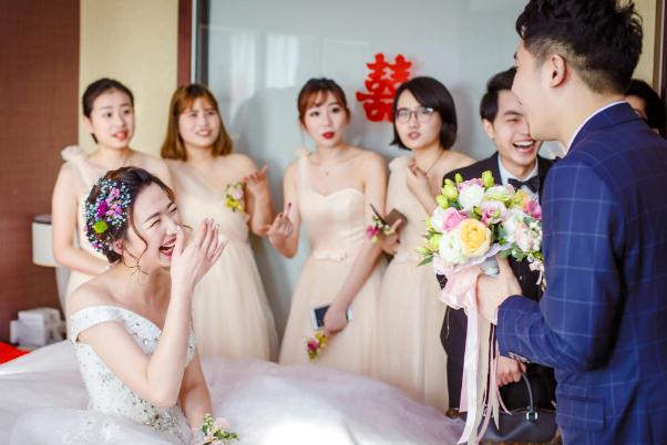 結(jié)婚伴娘可以穿黑色衣服嗎 結(jié)婚伴娘可以穿綠色的衣服嗎