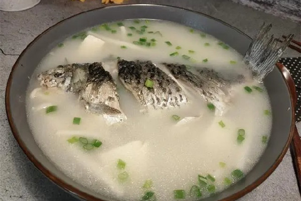 鯽魚湯和豬蹄湯哪個下奶效果好 鯽魚湯的營養(yǎng)在肉里還是在湯里