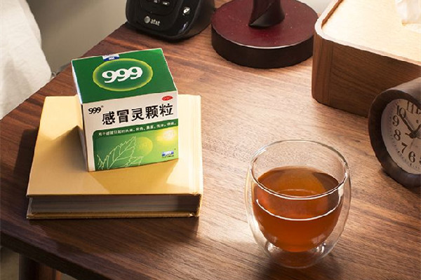 999感冒靈顆粒和布洛芬能一起吃嗎 999感冒靈顆?？梢院桶⒛髁帜z囊一起吃嗎