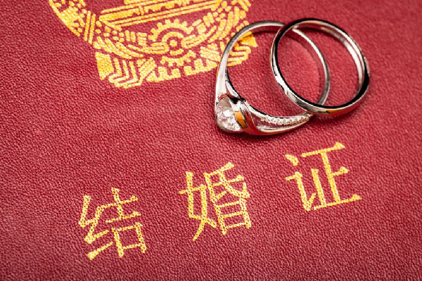 民政局開工男子拍到僅兩對(duì)新人結(jié)婚 為什么結(jié)婚的人越來越少